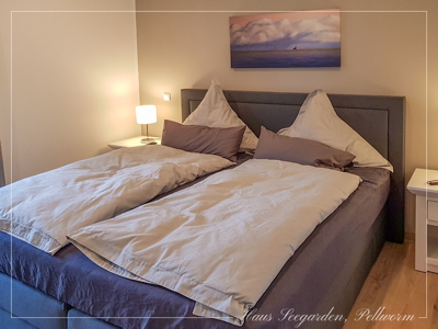 Schlafzimmer mit Boxspringbett