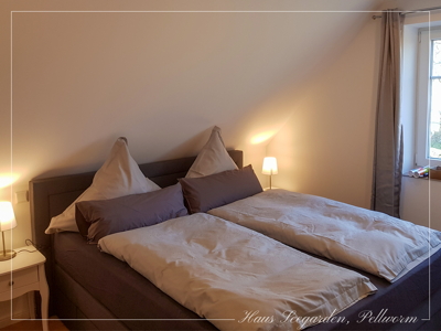 Schlafzimmer mit Boxspringbett