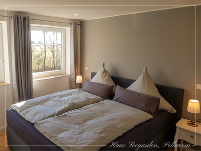 Schlafzimmer mit Boxspringbett